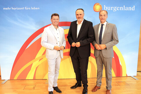 Landeshauptmann Hans Peter Doskozil (m.), Landesrat Leonhard Schneemann (re.) und GVV-Präsident Erich Trummer präsentierten Sofortmaßnahmenpaket gegen die Teuerung
