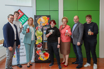 Bildungslandesrätin Daniela Winkler und Landtagspräsidentin Verena Dunst mit SchülerInnen und PädagogInnen in der HAK Stegersbach