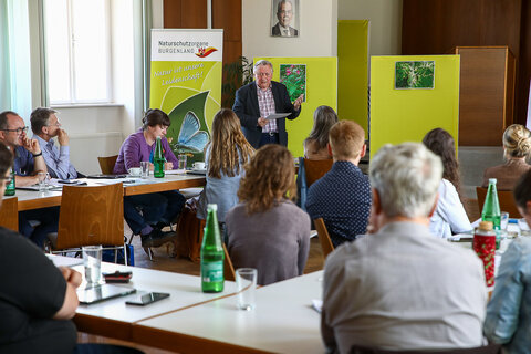 Landesleiter Mag. Hermann Frühstück von den Naturschutzorganen Burgenland bei seinem Vortrag.