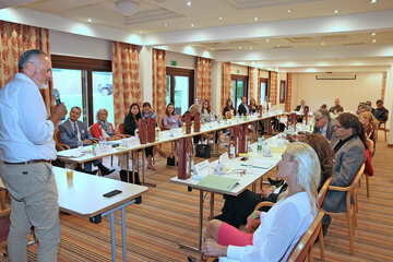 Landeshauptmann Doskozil stellte sich den Fragen der TeilnehmerInnen an der Bundesländertagung zur Bekämpfung des internationalen Menschenhandels. 2. V.l. neben LH Doskozil Brigadier Gerald Tatzgern, Leiter der Zentralstelle zur Bekämpfung der Schlepperkriminalität und des Menschenhandels