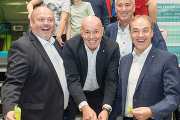 Landesrat Dr. Leonhard Schneemann (r.) eröffnete gemeinsam mit Bürgermeister Georg Rosner (Mitte) und Geschäftsführer Roland Poiger (l.) von der Inform Events Burgenland Messe - VeranstaltungsgmbH) die neue Trampolinhalle in Oberwart.