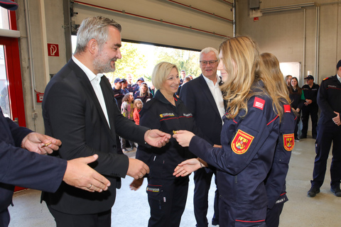 Landesfeuerwehrreferent Landesrat Heinrich Dorner bei der Übergabe der Leistungsabzeichen