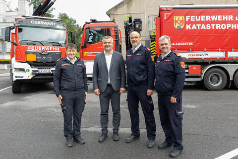 Landesrat Dorner präsentiert die neuen Wechsellader LKW für die Feuerwehr