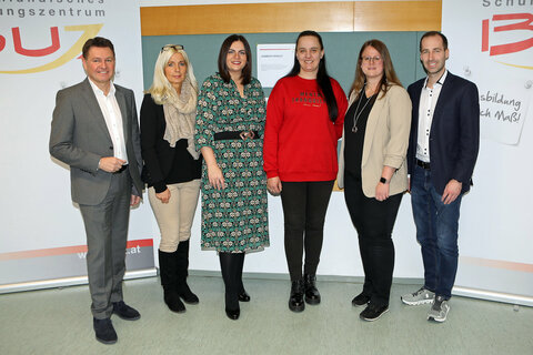 BUZ-Neutal Geschäftsführer-Stellvertreter Erich Trummer, Projektbetreuerin Heike Schabhüttl, Landeshauptmann-Stv. Mag.a Astrid Eisenkopf, Bernadette Horvath (Teilnehmerin am Projekt, Ausbildung im Bereich Metall- und Blechtechnik), AMS Burgenland Landesgeschäftsführerin-Stellvertreterin DI (FH) Karin Steiner, BA und Ing. Philipp Berger vom Ausbildungsbetrieb LogicLine (v.l.).