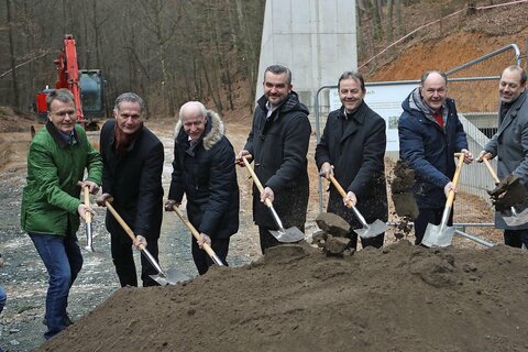 Landesrat Mag. Heinrich Dorner (4.v.r.) beim Spatenstich mit Nationalrat Dipl.-Ing. Nikolaus Berlakovich (3.v.r.), Bürgermeister Johann-Georg Horvath (4.v.l.) und Vizebürgermeister Johann Plemenschits (2.v.r.), Baudirektor Wolfgang Heckenast (r.), DI Christian Amberger (2.v.l.) mit Sohn Arno (l.) und DI Heinrich Grünwald (3.v.l.).