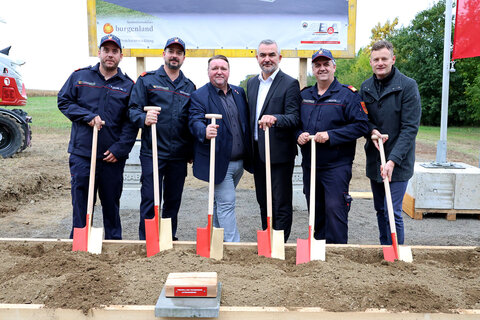 Landesrat Heinrich Dorner beim Spatenstich für das neue Feuerwehrhaus in Lutzmannsburg