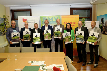 Landesrat Heinriich Dorner präsentiert die Aktion sei keine dreckschleuder mit den partnern