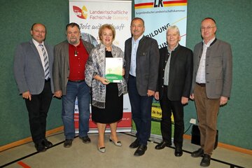 Landtagspräsidentin Verena Dunst (3.v.l.) eröffnete gemeinsam mit Kammerdirektor-Stellvertreter, Dipl-Ing. Franz Vuk (Landwirtschaftskammer Burgenland, Abteilungsleiter, Allgemeine Beratung, Tiergesundheitsdienst, Tierzuchtrat), Kammerrat Johann Hafenscher (Landwirtschaftskammer Burgenland), Vizepräsident Ing. Werner Falb-Meixner (Landwirtschaftskammer Burgenland), Ing. Johannes Gstöhl (Landwirtschaftskammer Burgenland, Milchwirtschaft, Fütterung, Tierische Alternativen) und LFS-Direktor Ing. Dipl.-Päd. Gerhard Müllner (v.l.) die Veranstaltung in Güssing.