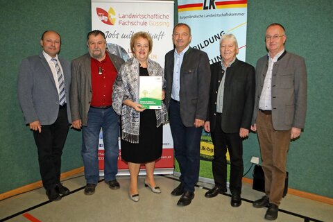 Landtagspräsidentin Verena Dunst (3.v.l.) eröffnete gemeinsam mit Kammerdirektor-Stellvertreter, Dipl-Ing. Franz Vuk (Landwirtschaftskammer Burgenland, Abteilungsleiter, Allgemeine Beratung, Tiergesundheitsdienst, Tierzuchtrat), Kammerrat Johann Hafenscher (Landwirtschaftskammer Burgenland), Vizepräsident Ing. Werner Falb-Meixner (Landwirtschaftskammer Burgenland), Ing. Johannes Gstöhl (Landwirtschaftskammer Burgenland, Milchwirtschaft, Fütterung, Tierische Alternativen) und LFS-Direktor Ing. Dipl.-Päd. Gerhard Müllner (v.l.) die Veranstaltung in Güssing.