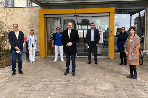 Soziallandesrat Leonhard Schneemann mit der Führung des Pflegeheims Neudörfl - St. Nikolaus