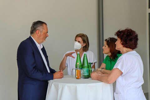 Landeshauptmann Hans Peter Doskozil im Gespräch mit Mitarbeiterinnen des Krankenhauses in Kittsee