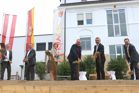 Mag. Hans Peter Rucker, Geschäftsführer der Burgenländischen Krankenanstalten-Ges.m.b.H (KRAGES), Manfred Degendorfer, der Kaufmännische Direktor des Krankenhauses Oberpullendorf, Klaudia Friedl, Geschäftsführerin der Pflegeservice Burgenland GmbH,