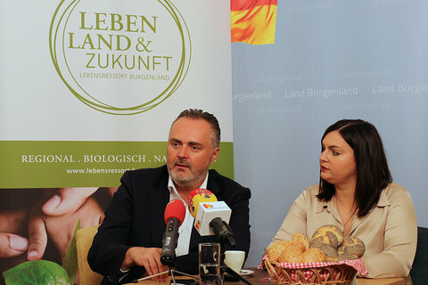Landeshauptmann Hans Peter Doskozil und Agrarlandesrätin Astrid Eisenkopf zum Start der Bio-Wende im Burgenland (v.l.).