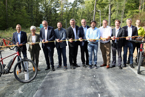 Landeshauptmann Mag. Hans Peter Doskozil (5.v.l.), Landesrat Mag. Heinrich Dorner (7.v.l.) und die beteiligten Bürgermeister eröffneten den überregionalen Radweg im Südburgenland offiziell.