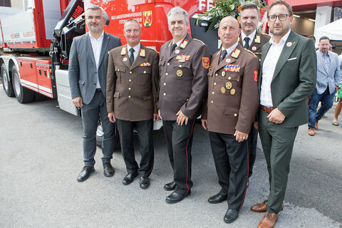 Landesrat, Feuerwehrreferent Mag. Heinrich Dorner, Stegersbachs Feuerwehrkommandant Klaus Sabara, Landesfeuerwehrkommandant-Stellvertreter LBDS Martin Reidl, Bezirksfeuerwehrkommandant OBR Thomas Jandrasits, Landesfeuerwehr-Direktor DI (FH) Sven Karner, MSc und Stegersbachs Bürgermeister Jürgen Dolesch (v.l.) vor dem neuen Wechselladerfahrzeug der Freiwilligen Feuerwehr Stegersbach.