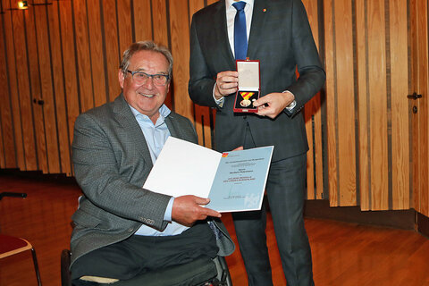 Der Bad Tatzmannsdorfer Heribert Petermann bekam von Landesrat Dr. Leonhard Schneemann die Goldene Medaille des Landes überreicht.