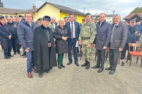 Nationalrat Mag. Christian Drobits, Militärdekan Bischofsvikar MMag. DDr. Alexander M. Wessely LL.M, Verteidigungsministerin Mag. Klaudia Tanner, Bürgermeister Bernhard Herics, MA, BA, Bataillonskommandant, Oberst Christian Luipersbeck, MA, Landesrat Dr. Leonhard Schneemann und 2. Landtagspräsident Walter Temmel (v.l.).
