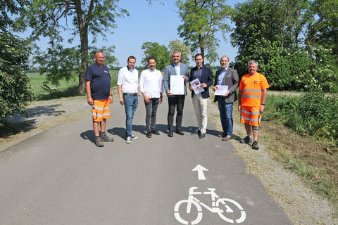 Sind stolz auf den neuen Radweg Euro Velo 13, der im Herbst 2023 von der Baudirektion fertiggestellt wird. V.l.: Reinhard Lunzer, Roman Nitschinger, Gerd Obojkovics, alle Abt. 5 – Baudirektion Burgenland, LR Heinrich Dorner, Bgm. Philipp Pelzer, Baudirektor Wolfgang Heckenast, Gerhard Filz, Baudirektion Burgenland