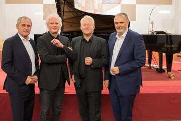 (v.l.n.r.) Bürgermeister Günter Schmidt, die Pianisten Johannes und Eduard Kutrowatz und Landeshauptmann Hans Peter Doskozil nach dem Benefizkonzert in der Pfarrkirche Rohrbach.