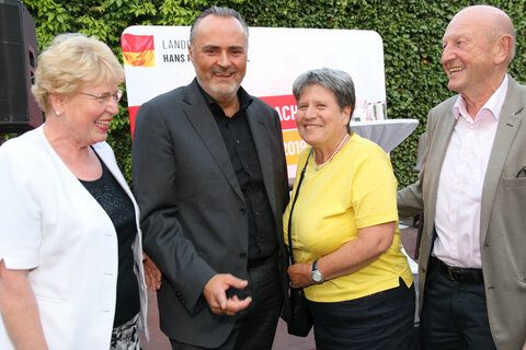 Landeshauptmann Hans Peter Doskozil mit drei Besuchern bei seinem Tour-Stopp in Eisenstadt.