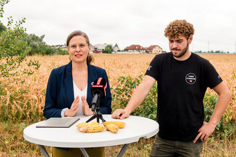 Agrarreferentin und Landeshauptmann-Stellvertreterin Anja Haider-Wallner mit dem Seewinkler Landwirt und Influencer Sebastian Bauer alias „Bauaranger“.