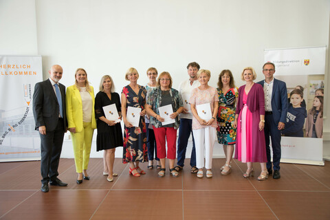 Gruppenbild mit Landesrätin Daniela Winkler (2.v.l.), Bildungsdirektor Heinz Josef Zitz (1.v.l.) und den Pädagoginnen und Pädagogen des Bezirks Mattersburg, die aus Anlass ihres 25-jährigen bzw. 40-jährigen  Dienstjubiläums oder ihrer Pensionierung ein Dekret überreicht bekamen.