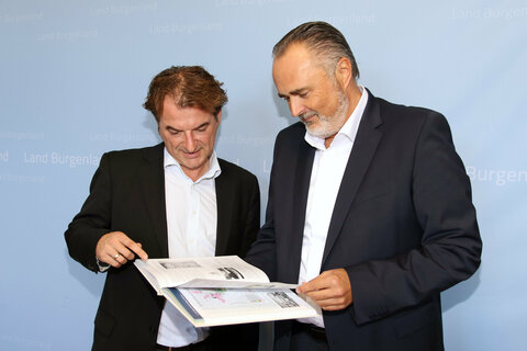 Landeshauptmann Doskozil mit der NEuauflage des Historischen Atlas Burgenland