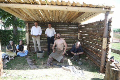 Landeshauptmann Hans Peter Doskozil und Schandorfs Bürgermeister Werner Gabriel (Mitte, hinten) mit Sabine Hammerl-Lorenz, Simona Hammerl, Markus und Christian Hammerl (v.l.), die einen Einblick in das eisenzeitliche Leben gaben.