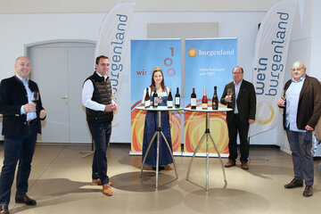 Die Siegerweine stehen fest. V.l.: Wein Burgenland-GF Dipl. Ing. Georg Schweitzer, Mag. Herbert Oschep, Büroleiter LH Doskozil, amtierende Bgld. Weinkönigin Susanne Riepl, Weinbaupräsident Andreas Liegenfeld, Wolfgang Böck