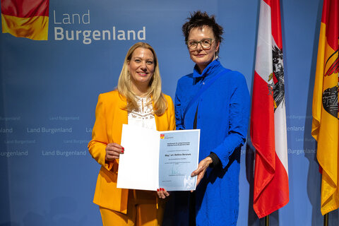 Landesrätin Mag.a (FH) Daniela Winkler übergab Bettina Beranek den Wettbewerbspreis in der Sparte „Zeitgenössische bildende Kunst“