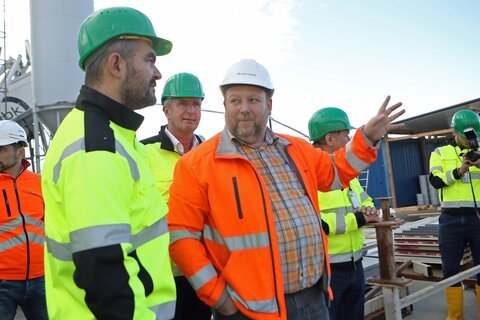 Landesrat Heinrich Dorner (l.) und Landtagsabgeordneter Ewald Schnecker ließen sich von Bauleiter Herwig Gmoser über den aktuellen Stand des Baus in Rudersdorf informieren.