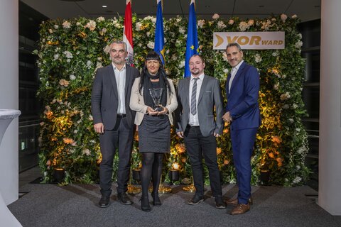 Landesrat Heinrich Dorner mit Preisträgerin Verena Avcil (ÖBB), der Siegerin in der Kategorie "Beliebteste Zugbegleiterin"