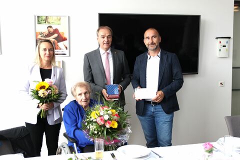 Landesrat Dr. Leonhard Schneemann gratulierte gemeinsam mit den Großpetersdorfer Gemeindevertretern Bürgermeister Harald Kahr (rechts im Bild) und Vizebürgermeisterin Olivia Kaiser (links im Bild) Maria Kloiber zum 100. Geburtstag.