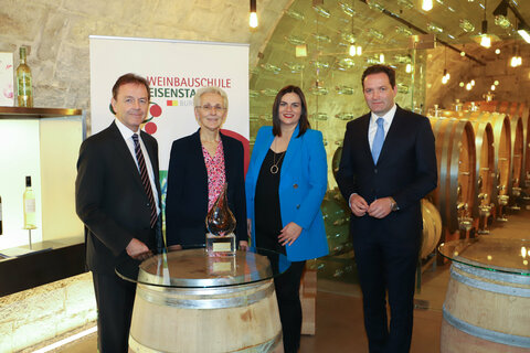 (v.r.) Landwirtschaftsminister Norbert Totschnig , Landeshauptmannstellvertreterin Astrid Eisenkopf, Weinbauschule Eisenstadt-Direktorin Eva Ackerl und Landwirtschaftskammer-Präsident Nikolaus Berlakovich nach der Pressekonferenz