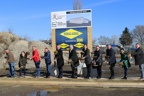 Infrastrukturlandesrat Heinrich Dorner und Bürgermeister Gerold Stagl gemeinsam mit Vertreter:innen der Freistadt Rust, der „Projektentwicklung Burgenland GmbH“ (PEB) sowie der bauausführenden Firma beim Spatenstich für den neuen Bauhof