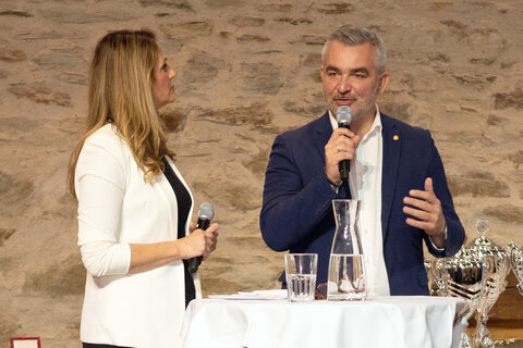 Sportlandesrat Heinrich Dorner bei seiner Ansprache im Zuge der Ehrungen auf Burg Schlaining.