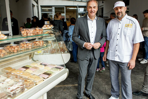 Bäckermeister Heinz Bayer im Gespräch mit Landesrat Dr. Leonhard Schneemann.
