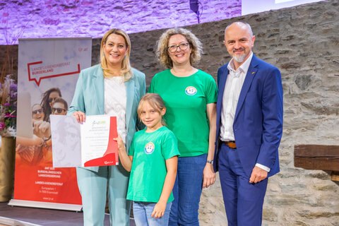 Bildungslandesrätin Mag.a (FH) Daniela Winkler und Bildungsdirektor Mag. Heinz Josef Zitz mit dem Chor der Naturparkvolksschule Rechnitz