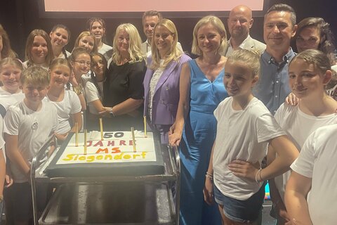 Bildungslandesrätin Mag.a (FH) Daniela Winkler gratulierte Schulleiterin Karin Müller und ihrem Team zum 50-jährigen Jubiläum der Mittelschule Siegendorf.