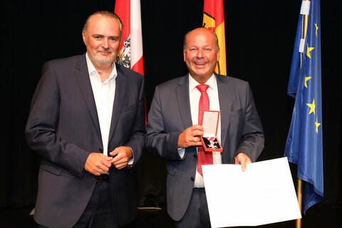 Alfred Diewald wurde mit dem Silbernen Verdienstkreuz um Verdienste für die Republik Österreich ausgezeichnet