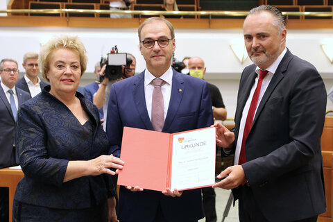 Dr. Leonhard Schneemann wurde heute, Donnerstag, im Rahmen einer Sondersitzung des Burgenländischen Landtages als Landesrat angelobt.