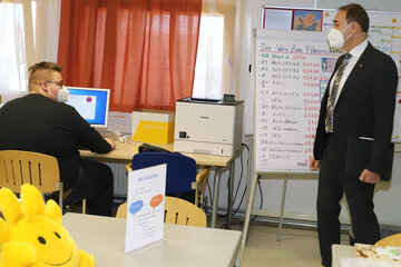 In den Schulungsräumen fand Landesrat Dr. Leo Schneemann Gelegenheit zu einem Gespräch mit aktuellen Teilnehmern an der Anlehre.