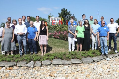 Aufstellung der 100 Jahre Burgenland-Tafel am Kreisverkehr in Rudersdorf