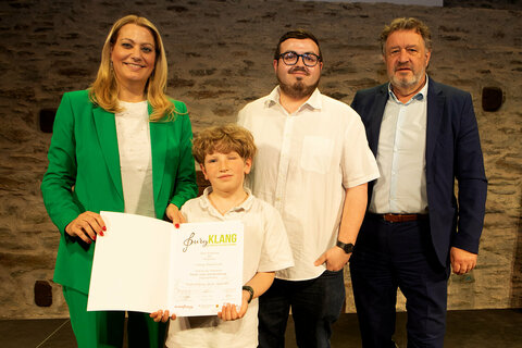 Bildungslandesrätin Daniela Winkler überreichte gemeinsam mit Bildungsdirektor Alfred Lehner die Urkunde an die teilnehmenden Schulchöre.