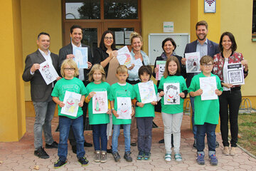 LH-Stellvertreterin Mag.a Astrid Eisenkopf - im Bild mit Bgm. LAbg. Mag. Christoph Wolf, MA, Vizebürgermeister Rainer Schmitl, MA, Gemeindevorstand Mag. Florian Hofstetter, Schulleiterin Andrea Neukam und dem Team der VS Hornstein - ist überzeugt, dass das Denk-Mal-Rätselheft von Schülerinnen und Schülern der VS Hornstein eine Brücke zwischen Generationen baut