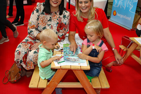 Landeshauptmann-Stellvertreterin Mag.a Astrid Eisenkopf und Bildungslandesrätin Mag. (FH) Daniela Winkler mit zwei Kindern im Zuge der Messe in Oberwart.