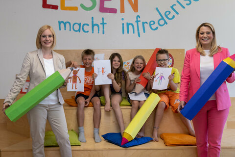 Bildungslandesrätin Mag.a Daniela Winkler, Gesamtlesekoordinatorin Birgit Lukits-Stiassny von der Bildungsdirektion Burgenland und Kinder der Volksschule Gols