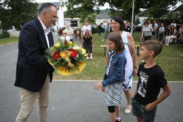 Landeshauptmann Hans Peter Doskozil bekam von den Volksschuldkindern Raphael Unger und Anja Hamedl sowie Direktorin Brigitte Jandrisevits Blumen überreicht.