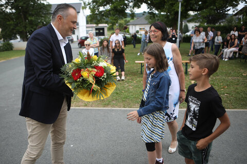 Landeshauptmann Hans Peter Doskozil bekam von den Volksschuldkindern Raphael Unger und Anja Hamedl sowie Direktorin Brigitte Jandrisevits Blumen überreicht.