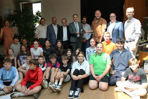 Landesrat Leonhard Schneemann und Landtagsabgeordneter Wolfgang Spitzmüller, Bürgermeister Hans Unger, BMV-Obmann Michael Lampel und BMV-Obmann-Stellvertreter Georg Rosner mit den Schülerinnen und Schülern der SMS Oberschützen, die für für einen „Müll-Rap“ ausgezeichnet wurden.